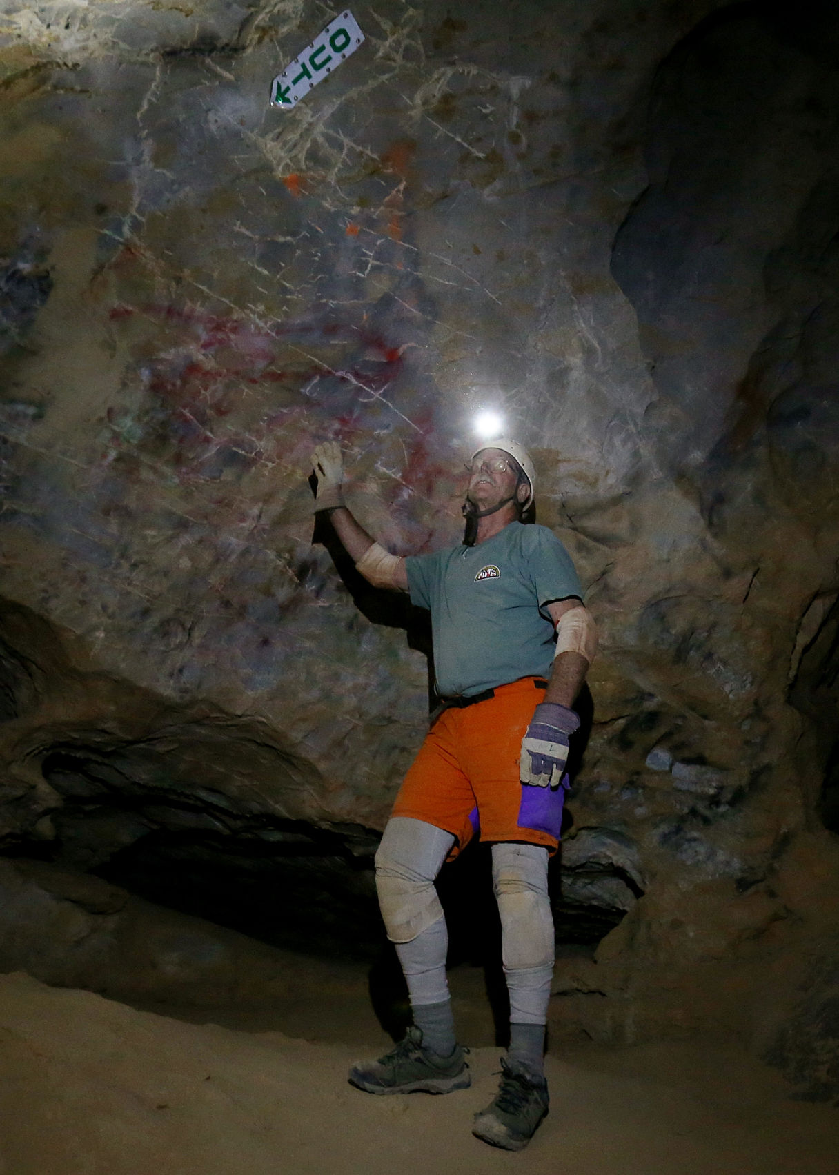 Graffiti clean-up at Peppersauce Cave